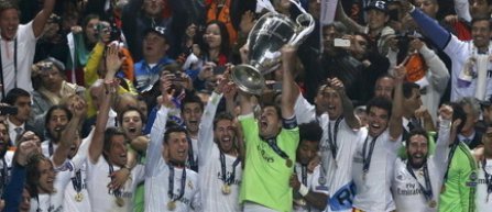 Iker Casillas a primit trofeul Ligii Campionilor de la Michel Platini